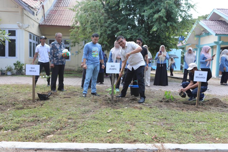 Gerakkan Pelestarian Flora Khas Aceh, Pj Wali Kota Lhokseumawe Tanam Tanaman Khas Aceh