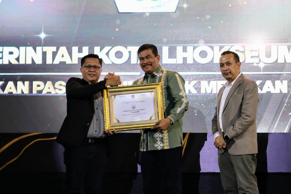 Pj Walikota Lhokseumawe A Hanan Terima Penghargaan Serambi Awards 2024